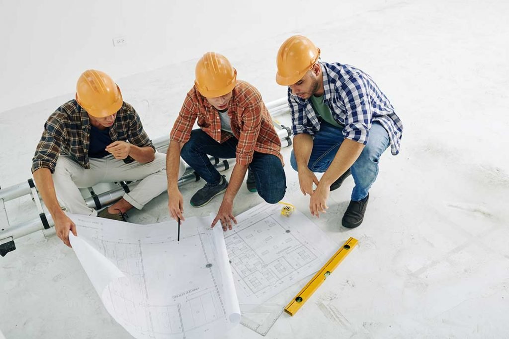 Bonus e Superbonus sembrava tutto semplice e invece… 2 Architetti al lavoro in cantiere con una planimetria